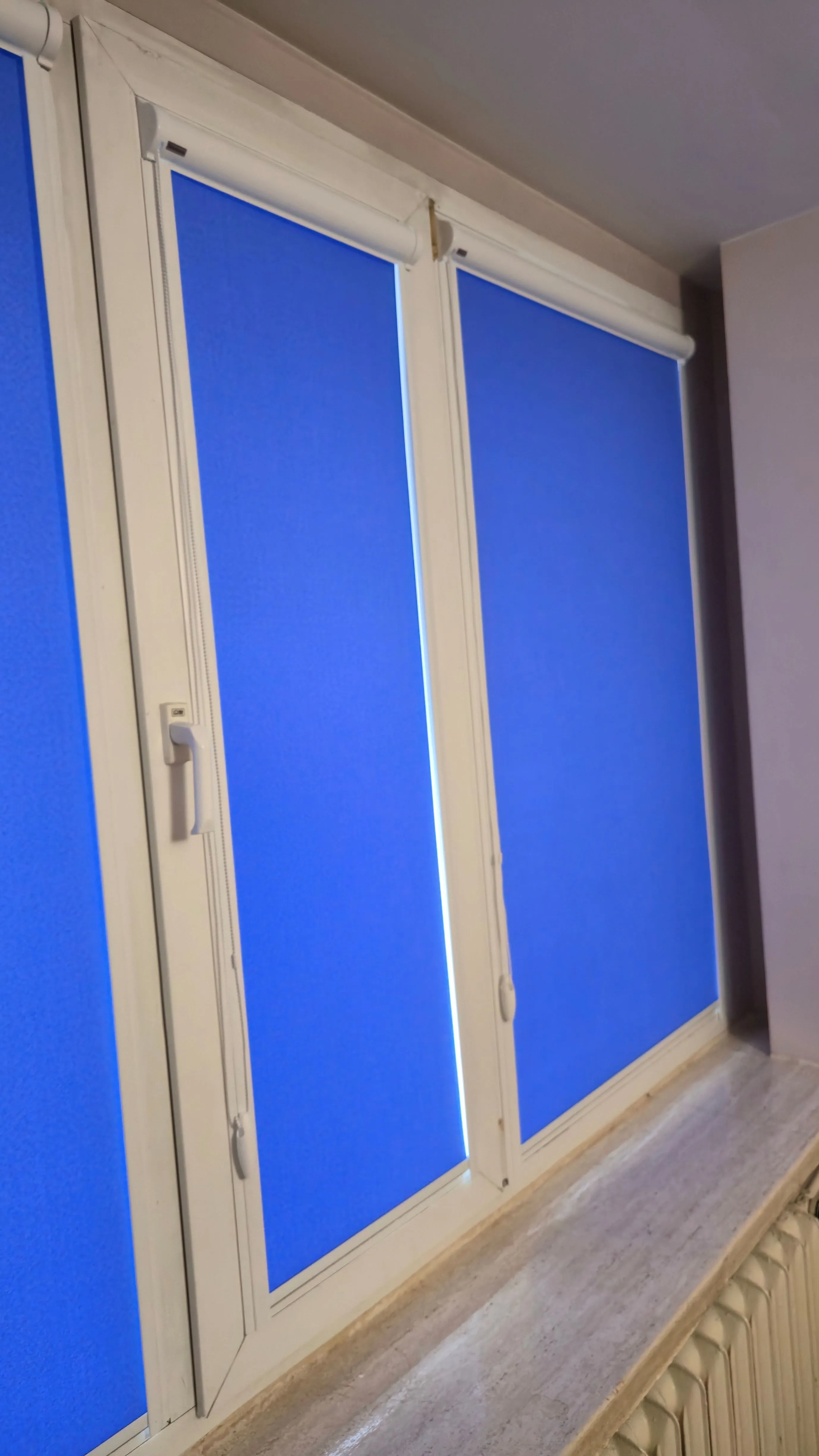 Rolety przyszybowe system DUO PCV w białej kasecie z prowadnicami Poznań