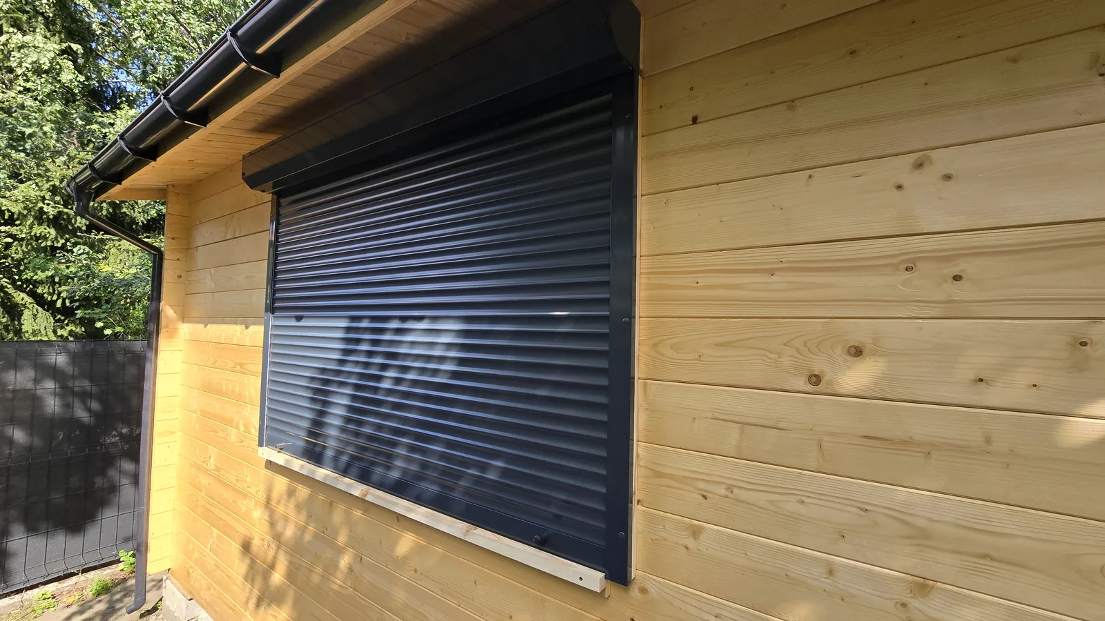 Profesjonalny montaż rolety zewnętrznej na dużym oknie tarasowym - realizacja Poznań